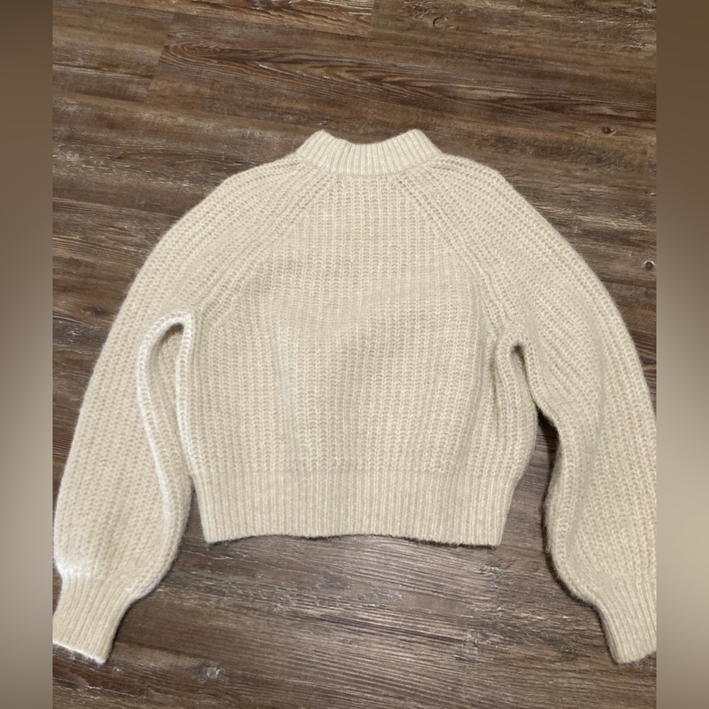 I’m selling a thick sweater and it’s very thick but not ichy, little over size